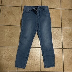 Women’s Cropped Skinny Jean in Size 8.